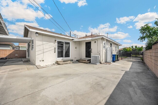 Building Photo - 3 Bed / 2 Bath Home with 2 Car Garage