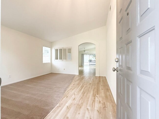 Building Photo - Single Story in Rancho Del Oro!