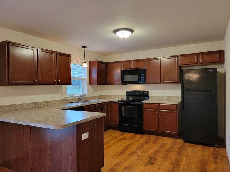 Building Photo - 647 Winding Ln