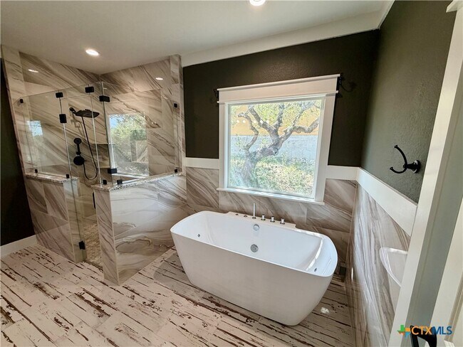 Building Photo - 427 Primrose Path