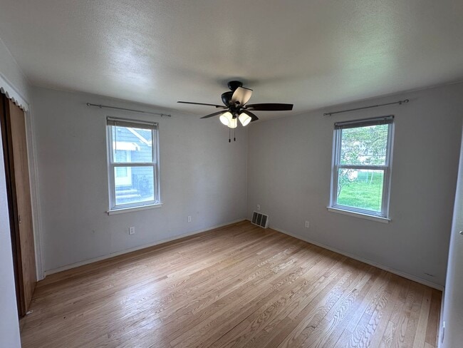 Building Photo - SPACIOUS 2 BEDROOM 1 BATH HOME