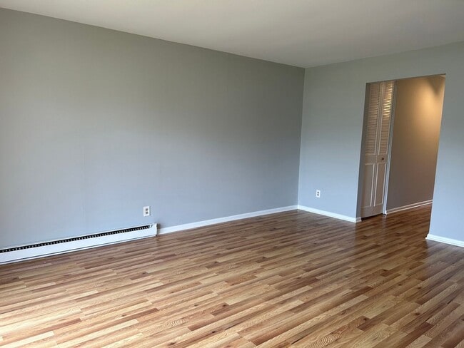 Building Photo - 1 Bedroom Apartment---READY FOR MOVE IN!