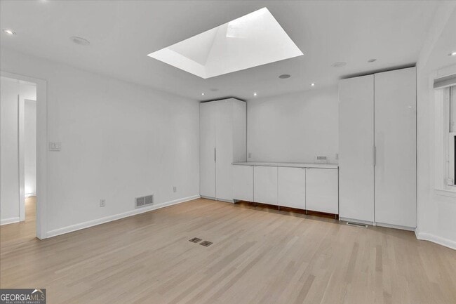 Building Photo - 2605 McKinnon Dr