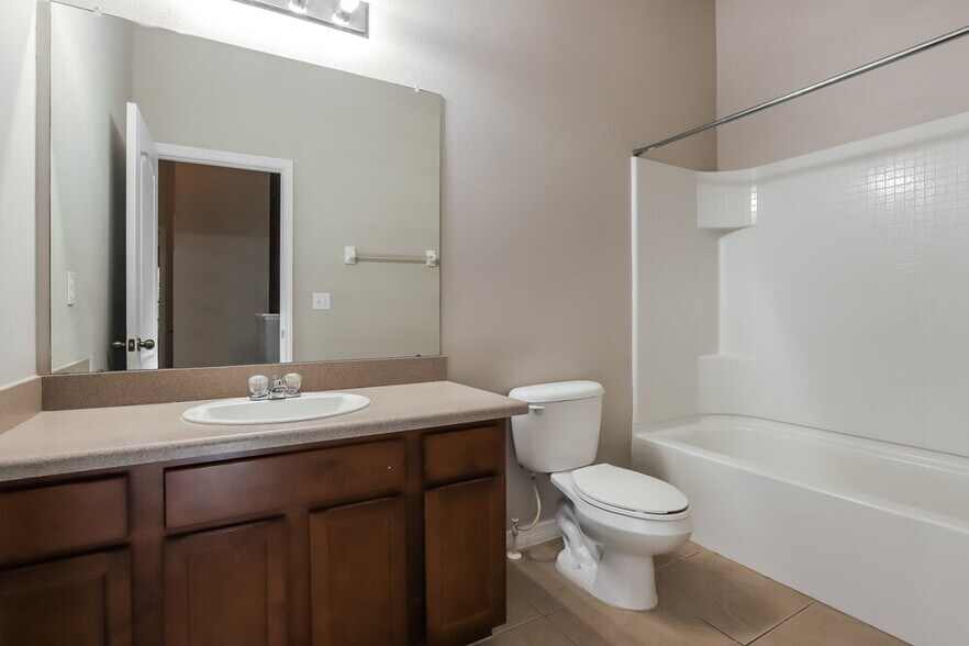 Building Photo - 5511 Kinglethill Dr