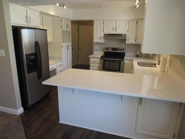 Building Photo - Amazing Home in Bloomington Hills