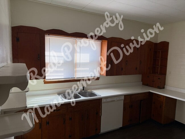 Building Photo - 4 Bed / 2 Bath Home – Large Yard, Basement, New Appliances!