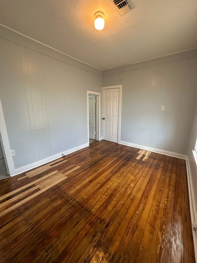 Building Photo - 1700 S Lincoln St