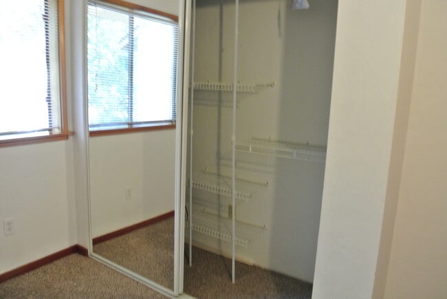 Building Photo - Roomy 2 bedroom 1.5 bathrooms