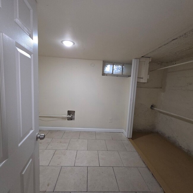 Building Photo - 3 bedroom with modern Kitchen