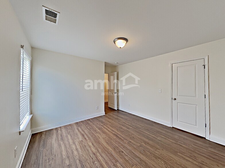 Building Photo - 704 Sierra Ct