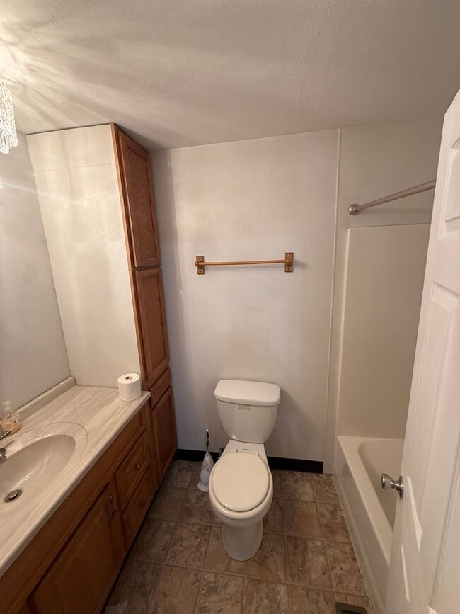 Building Photo - Spacious 3-Bedroom, 2-Bath Home, Just Outside of Town – Pets Welcome!