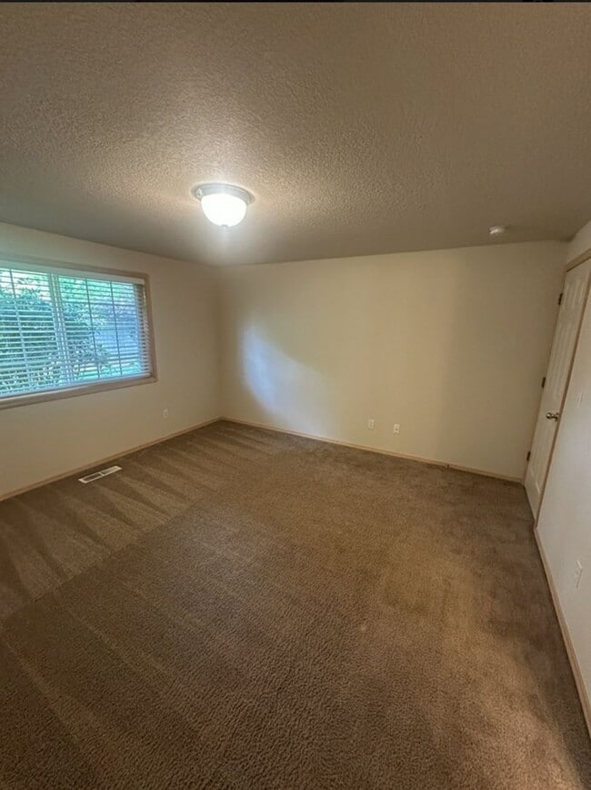 Building Photo - Ranch, 2 Bedroom + Bonus Room / Office.