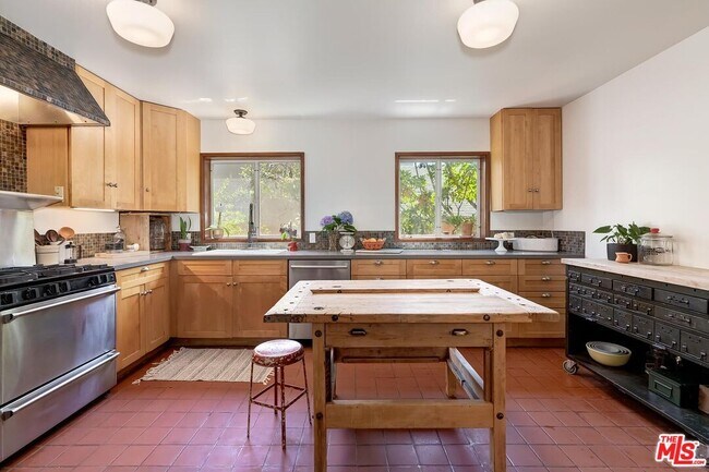 Building Photo - 515 N Kenter Ave