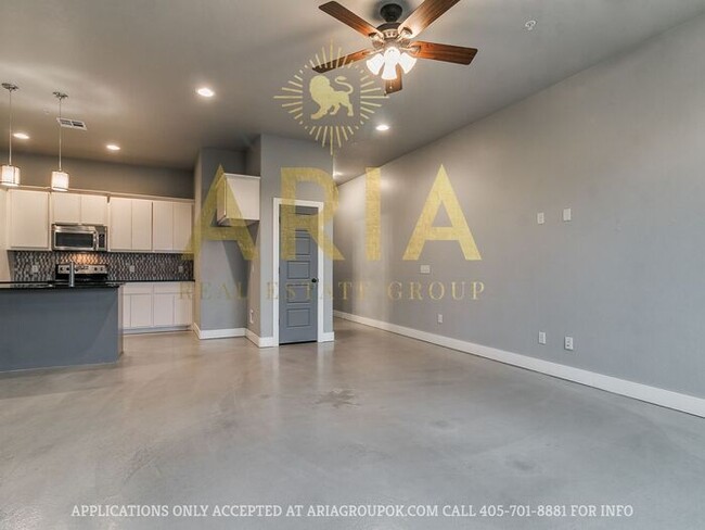 Building Photo - West Norman Urban Contemporary 3 Bed/2.5 B...