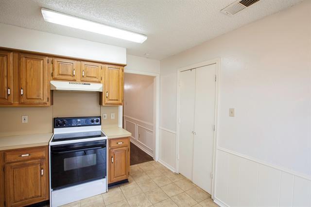 Building Photo - 2025 Lorient Dr