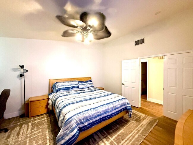 Building Photo - Landau Manor - FANTASTIC 4Br/2ba/3 car garage w/ POOL & SOLAR!