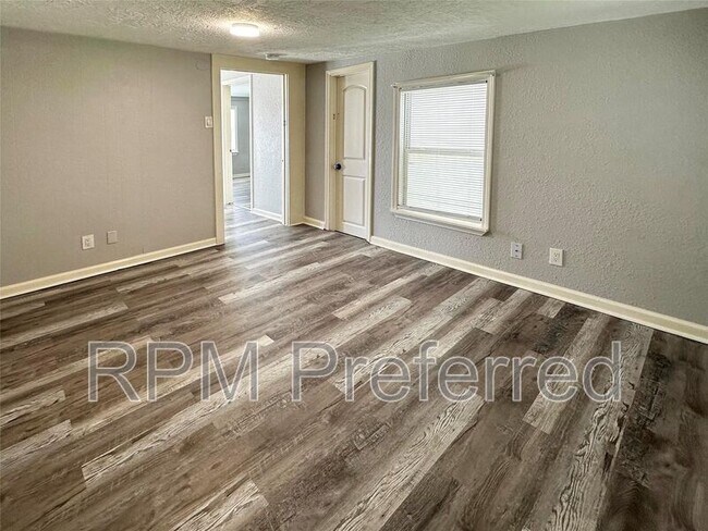 Building Photo - 323 Texas St