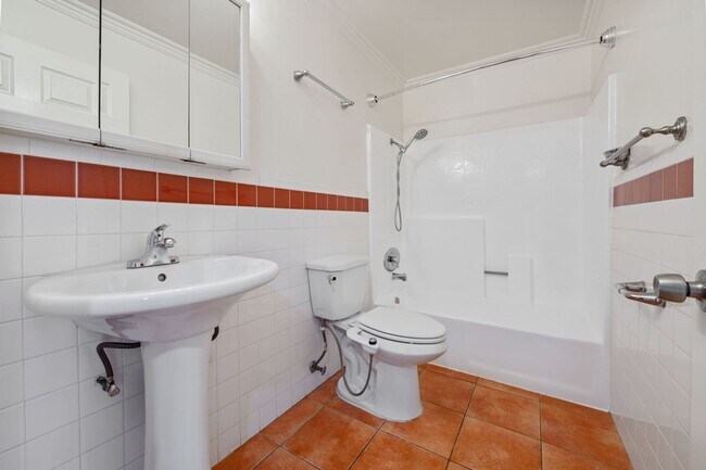 Building Photo - Spacious 2-Bed / 2-Bath Apartment in Prime Hollywood Location