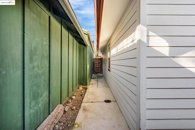 Building Photo - 507 Maple St