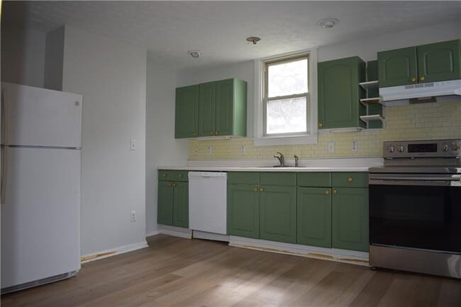 Building Photo - 111 Dewey St