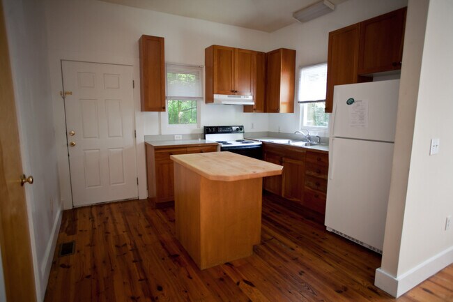 Building Photo - Great house with hardwood floors! Walk to ...