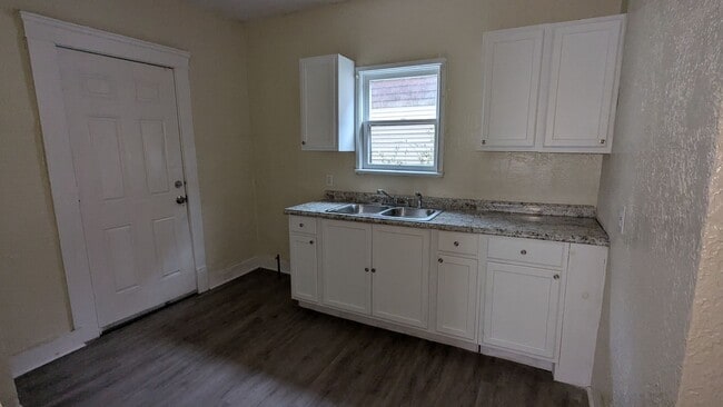 Building Photo - Welcome to this charming 3-bedroom, 1-bathroom home located in the heart of Akron