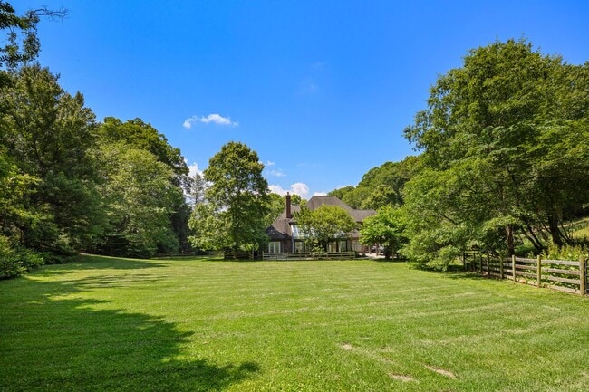 Building Photo - Spacious 6-Bedroom Furnished Home Near Ash...