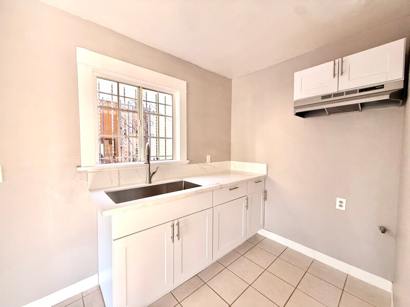 Building Photo - 532 W 77th St