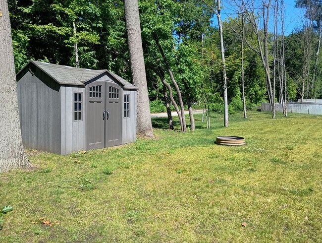 Building Photo - AVAILABLE NOW! 3 bed 2 bath Single Family home in Norton Shores!