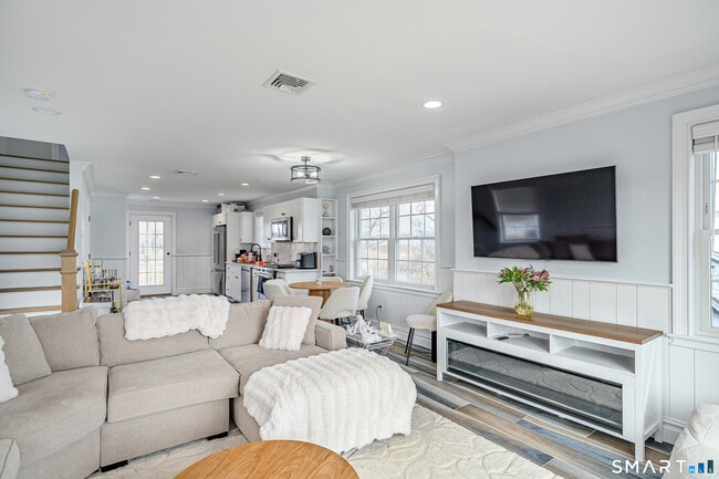 Building Photo - 1140 Fairfield Beach Rd