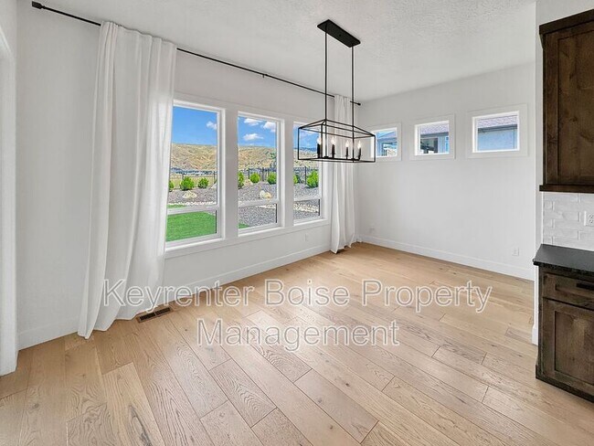 Building Photo - 5298 W Parkridge Dr