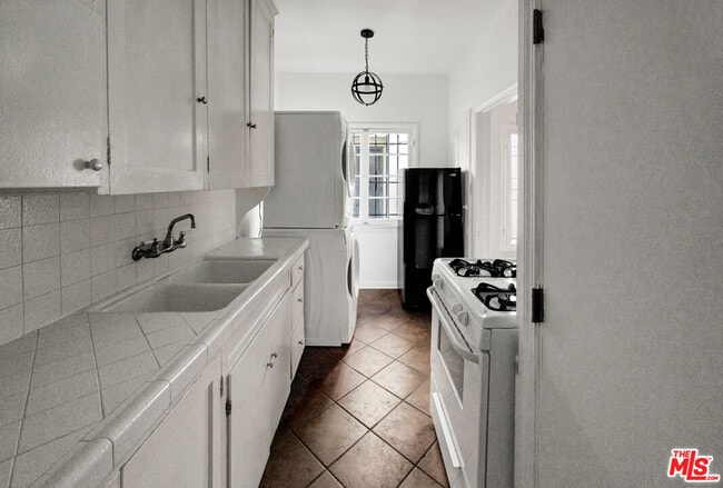 Building Photo - 351 N Sierra Bonita Ave