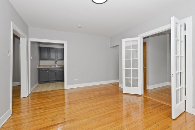 Interior Photo - 11214-18 S Indiana