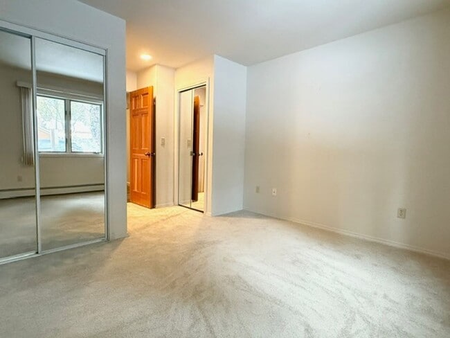 Building Photo - One-level living with garage close to Incline beaches