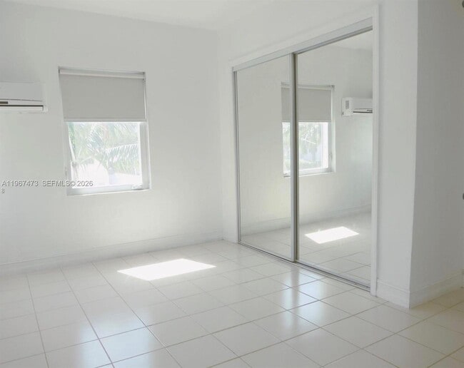 Building Photo - 623 NE 61st St