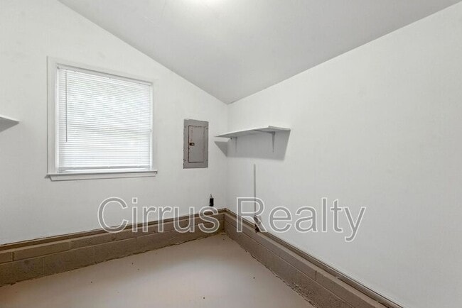 Building Photo - 2113 Victoria Blvd