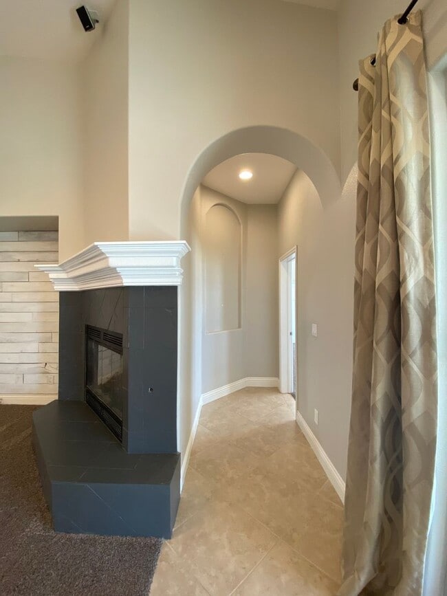 Building Photo - CALVADA VALLEY U.1 - Oakleaf Avenue