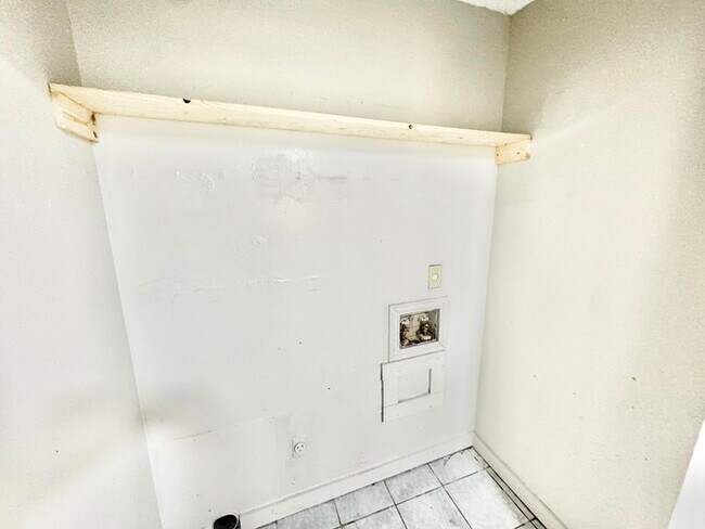 Building Photo - 7312 Country Side Rd