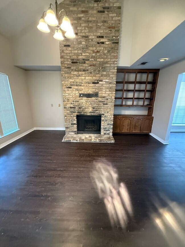 Building Photo - Three Bedroom Townhome off O'Neal Ready to Move-In