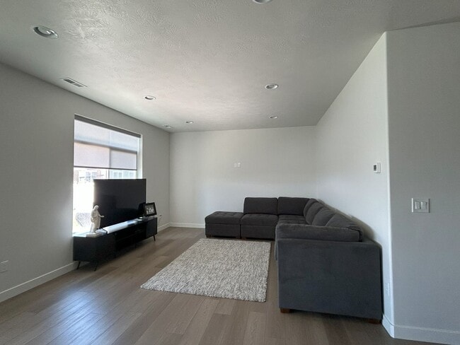 Building Photo - 5 Bed/3 Bathroom house in America Fork