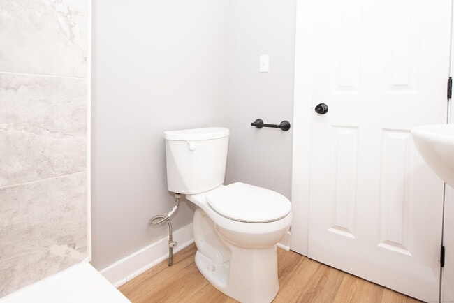 Building Photo - 6 Crescent St