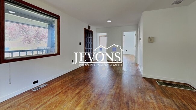 Building Photo - Charming 5-bedroom home near shopping, parks, and University of Puget Sound - Minutes from Cheney...
