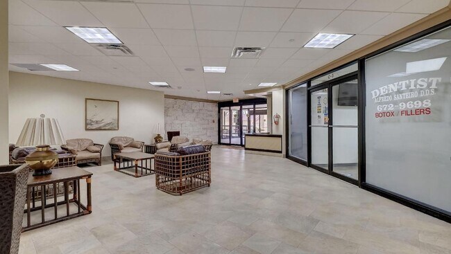 Building Photo - 2555 Collins Ave