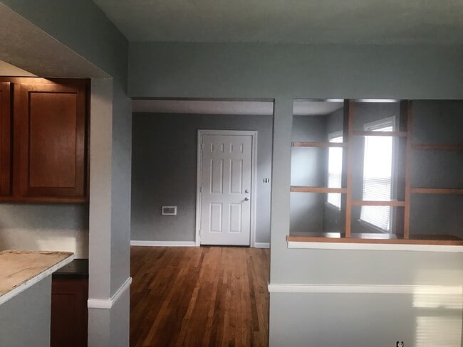 living rooom - 115 N Hampton Rd