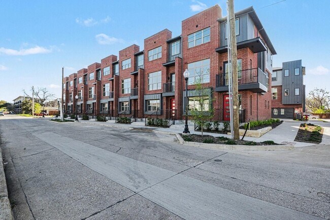 Building Photo - 2524 Havenhurst St