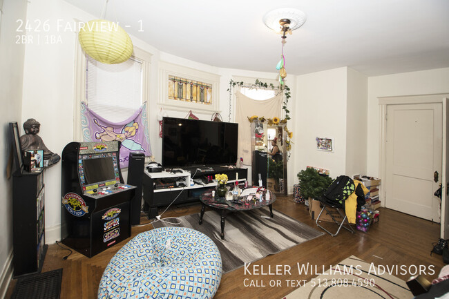 Building Photo - Large 1-2BR apartment in great house on Fa...