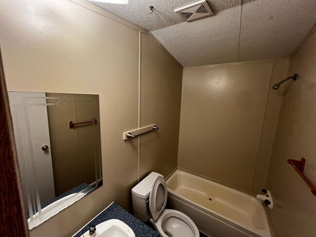 Building Photo - 3 Bedroom-2Bath located near CAFB