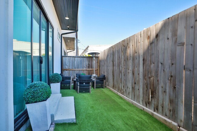 Building Photo - For Lease | 3 Bed, 3.5 Bath | 2,610 Sq Ft | Westheimer Estates |