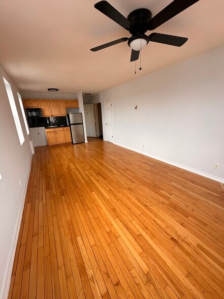 Building Photo - 890 W Beech St