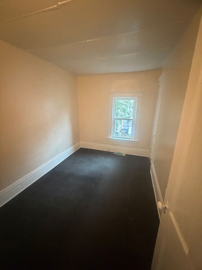 Building Photo - 1017 W 5th St